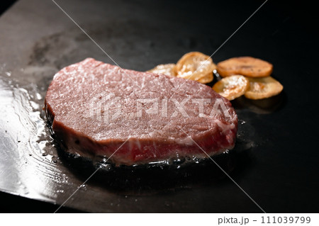 生肉 鉄板 ステーキ 生肉 鉄板 ステーキ 111039799