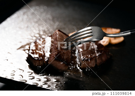 肉 ステーキ 鉄板 肉 ステーキ 鉄板 111039814