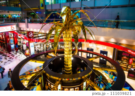 ドバイ国際空港のショッピングモール　ボカシ画像 111039821