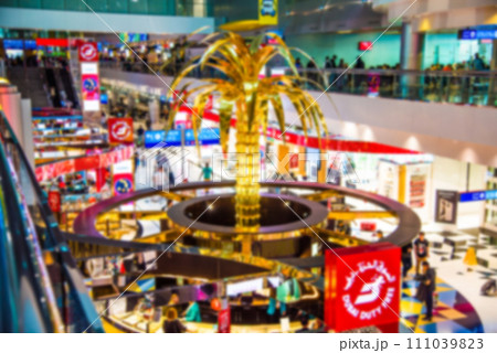 ドバイ国際空港のショッピングモール　ボカシ画像 111039823