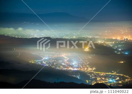 Creating a glazed halo of light from the clouds and the lights of the village. 111040022