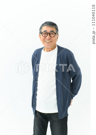 笑顔のシニア男性　カジュアル　ポートレート 111040118