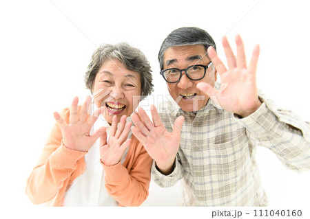 いないいないばあをするシニア夫婦　 111040160