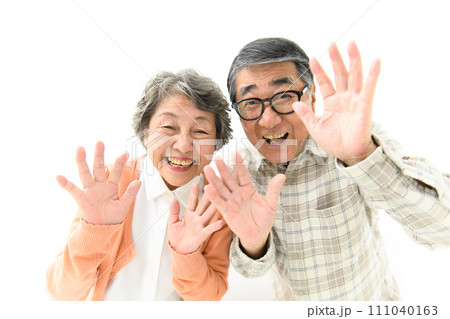いないいないばあをするシニア夫婦　 111040163