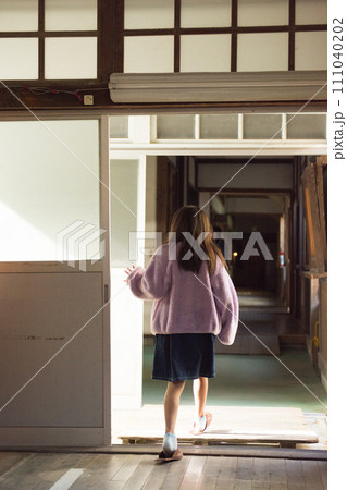 木造校舎の学校を歩く女の子 木造校舎の学校を歩く女の子 111040202