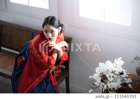 日本の美しい着物や袴の前撮りや記念写真の俯瞰イメージ アジアンビューティー　カメラ目線 111040393