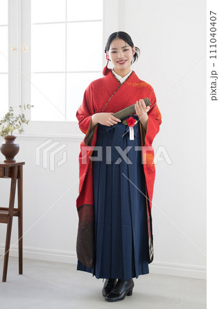 卒業式の袴のカメラ目線の記念写真の全身イメージ 卒業おめでとう 卒業式の袴のカメラ目線の記念写真の全身イメージ 卒業おめでとう 111040407