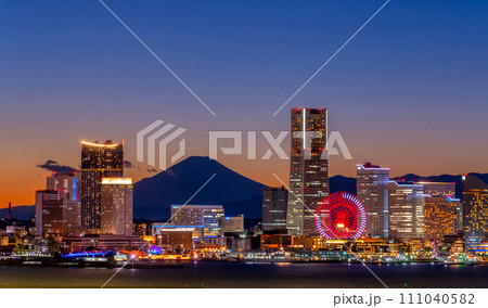 富士山とトワイライトの横浜みなとみらい Dec.2023 富士山とトワイライトの横浜みなとみらい Dec.2023 111040582