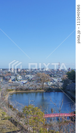 【千葉県】冬の茂原公園(弁天湖)と茂原の街並み 111040966
