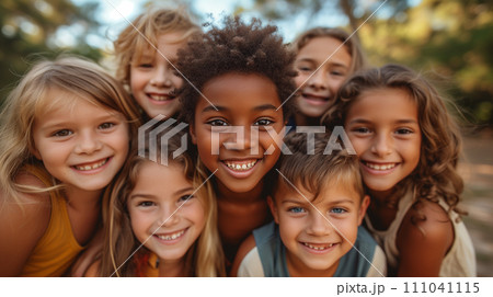 様々な人種の笑顔の子供達 様々な人種の笑顔の子供達 111041115