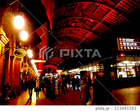 デンマーク・夜のコペンハーゲン中央駅 111041163