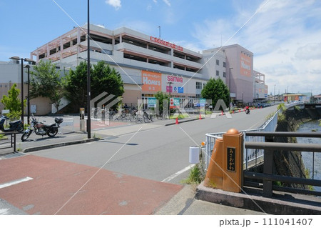 麻生川と島忠ホームズ町田三輪店 麻生川と島忠ホームズ町田三輪店 111041407