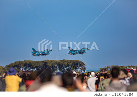 離陸するF-2戦闘機 111041584
