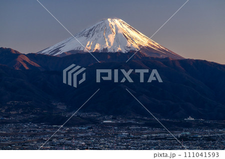 《山梨県》富士山と甲府盆地の夕景・千代田湖白山の眺望 111041593