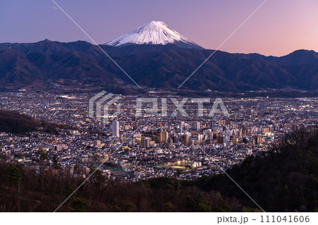 《山梨県》富士山と甲府盆地の夜景・千代田湖白山の眺望 111041606
