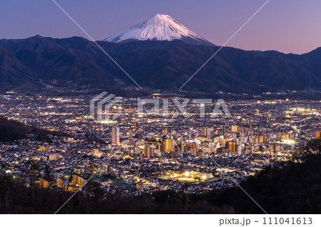 《山梨県》富士山と甲府盆地の夜景・千代田湖白山の眺望 《山梨県》富士山と甲府盆地の夜景・千代田湖白山の眺望 111041613