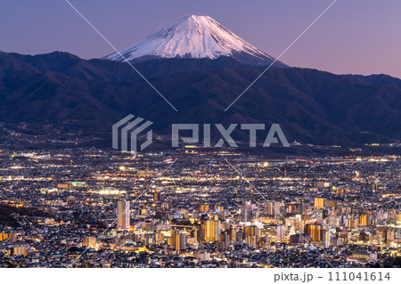 《山梨県》富士山と甲府盆地の夜景・千代田湖白山の眺望 《山梨県》富士山と甲府盆地の夜景・千代田湖白山の眺望 111041614