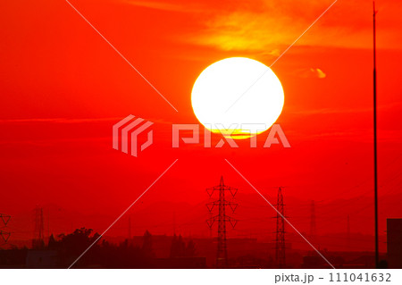 街の夕暮れ風景 111041632