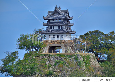 晴れた日の淡路「洲本城」遠景と近景 石垣と模擬天守閣 晴れた日の淡路「洲本城」遠景と近景 石垣と模擬天守閣 111041647
