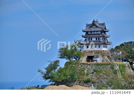 晴れた日の淡路「洲本城」遠景と近景 石垣と模擬天守閣 晴れた日の淡路「洲本城」遠景と近景 石垣と模擬天守閣 111041649