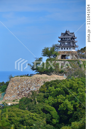 晴れた日の淡路「洲本城」遠景と近景　石垣と模擬天守閣 111041654