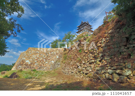 晴れた日の淡路「洲本城」遠景と近景 石垣と模擬天守閣 晴れた日の淡路「洲本城」遠景と近景 石垣と模擬天守閣 111041657