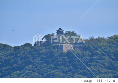 晴れた日の淡路「洲本城」遠景と近景 石垣と模擬天守閣 晴れた日の淡路「洲本城」遠景と近景 石垣と模擬天守閣 111041710