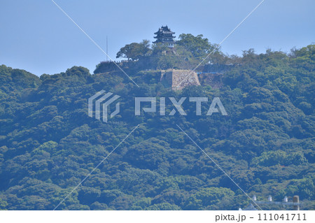 晴れた日の淡路「洲本城」遠景と近景 石垣と模擬天守閣 晴れた日の淡路「洲本城」遠景と近景 石垣と模擬天守閣 111041711