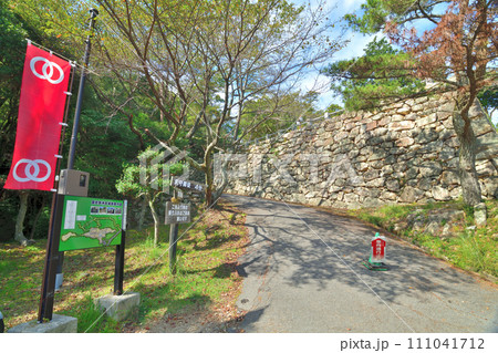 晴れた日の淡路「洲本城」遠景と近景 石垣と模擬天守閣 晴れた日の淡路「洲本城」遠景と近景 石垣と模擬天守閣 111041712