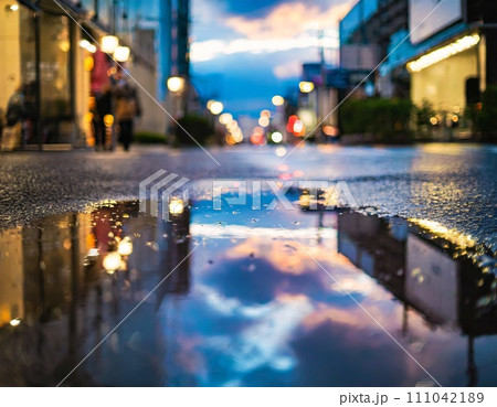 雨上がりの夕方の東京 水たまり 道 「AI生成画像」のイラスト素材