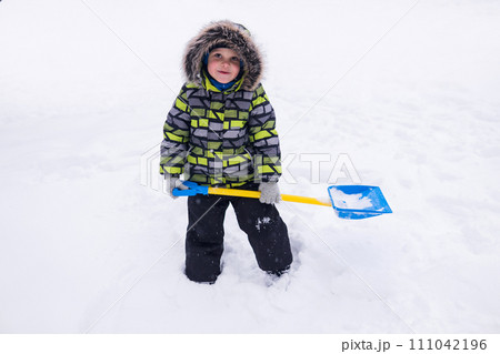 little boy playing in the snow in winter 111042196