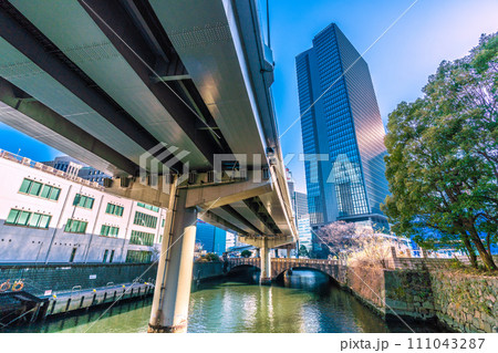 日本の東京都市景観　常盤橋や大手町の常盤橋タワーなどを望む＝令和6年1月14日 111043287