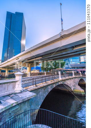 日本の東京都市景観　常磐橋(手前)や常盤橋（奥）、大手町の常盤橋タワーなどを望む＝令和6年1月14日 111043370