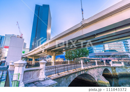 日本の東京都市景観　常磐橋(手前)や常盤橋（奥）、大手町の常盤橋タワーなどを望む＝令和6年1月14日 111043372