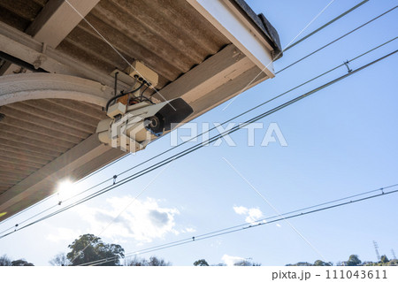 駅のホームに設置された防犯カメラ(監視カメラ) 駅のホームに設置された防犯カメラ(監視カメラ) 111043611