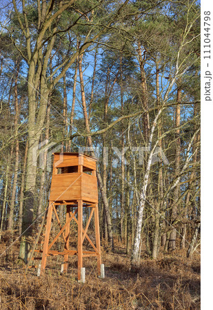 Photo of a deer hunting tower at the edge of the forest. Photo of a deer hunting tower at the edge of the forest. 111044798