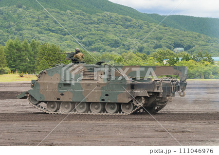 走行する陸上自衛隊90式戦車回収車 111046976