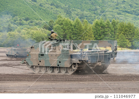 走行する陸上自衛隊90式戦車回収車 走行する陸上自衛隊90式戦車回収車 111046977