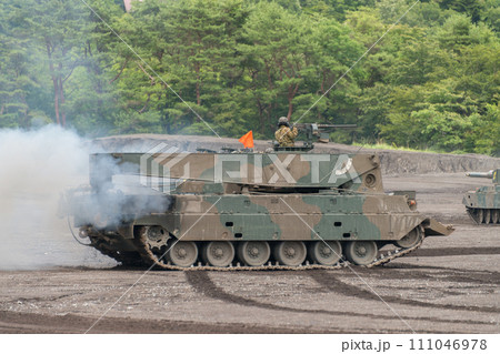 走行する陸上自衛隊90式戦車回収車 111046978