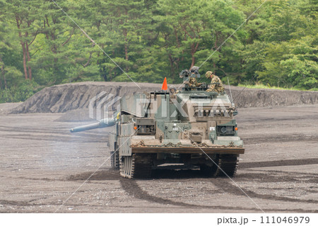 90式戦車を牽引する90式戦車回収車 111046979