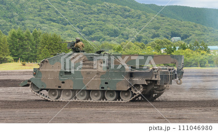 走行する陸上自衛隊90式戦車回収車 走行する陸上自衛隊90式戦車回収車 111046980