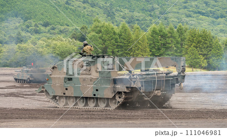 走行する陸上自衛隊90式戦車回収車 走行する陸上自衛隊90式戦車回収車 111046981