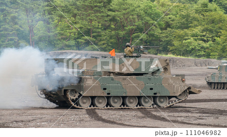 走行する陸上自衛隊90式戦車回収車 走行する陸上自衛隊90式戦車回収車 111046982