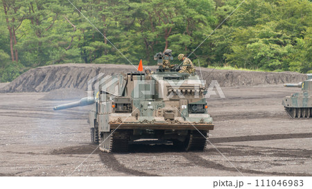 90式戦車を牽引する90式戦車回収車 90式戦車を牽引する90式戦車回収車 111046983