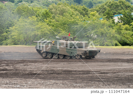 ウィリーする陸上自衛隊90式戦車 111047164
