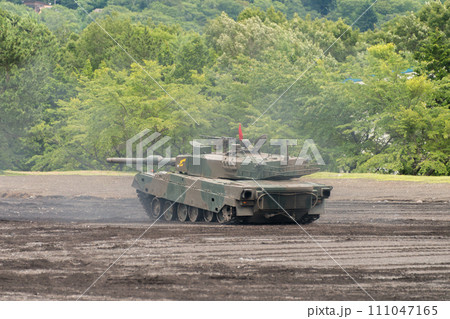 ウィリーする陸上自衛隊90式戦車 111047165