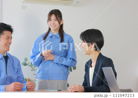 にこやかに話すエンジニア男女と女性コンサルタント_1 にこやかに話すエンジニア男女と女性コンサルタント_1 111047213