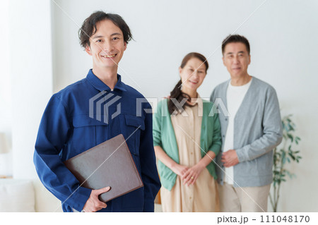 作業服を着た男性とシニア夫婦のポートレート 作業服を着た男性とシニア夫婦のポートレート 111048170