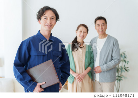 作業服を着た男性とシニア夫婦のポートレート 作業服を着た男性とシニア夫婦のポートレート 111048171