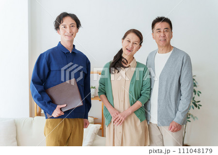 作業服を着た男性とシニア夫婦のポートレート 111048179